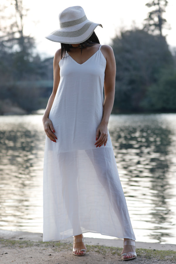Longues robes fluides : des tenues parfaites pour les soirées printanières